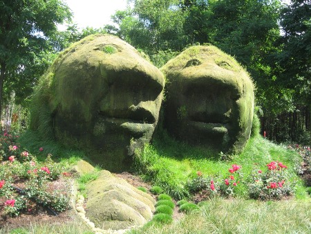 Photo of large mud sculpture Trolls...